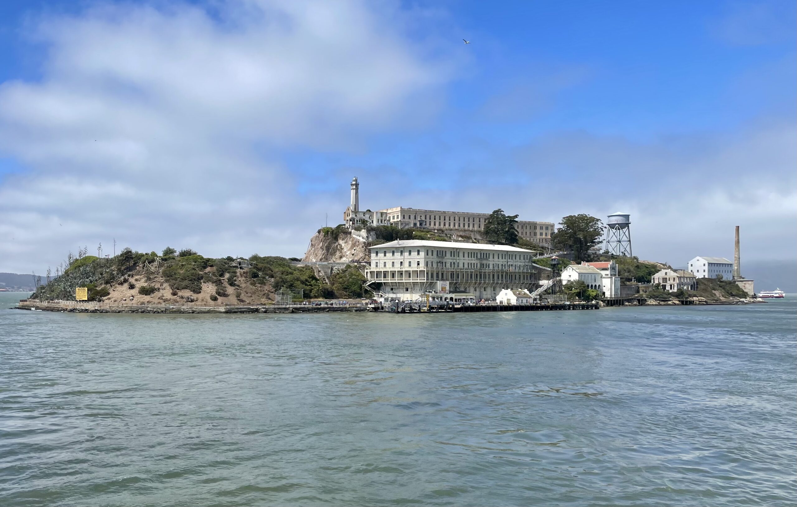 https://upload.wikimedia.org/wikipedia/commons/1/17/Alcatraz_2021.jpg?utm_source=chatgpt.com
