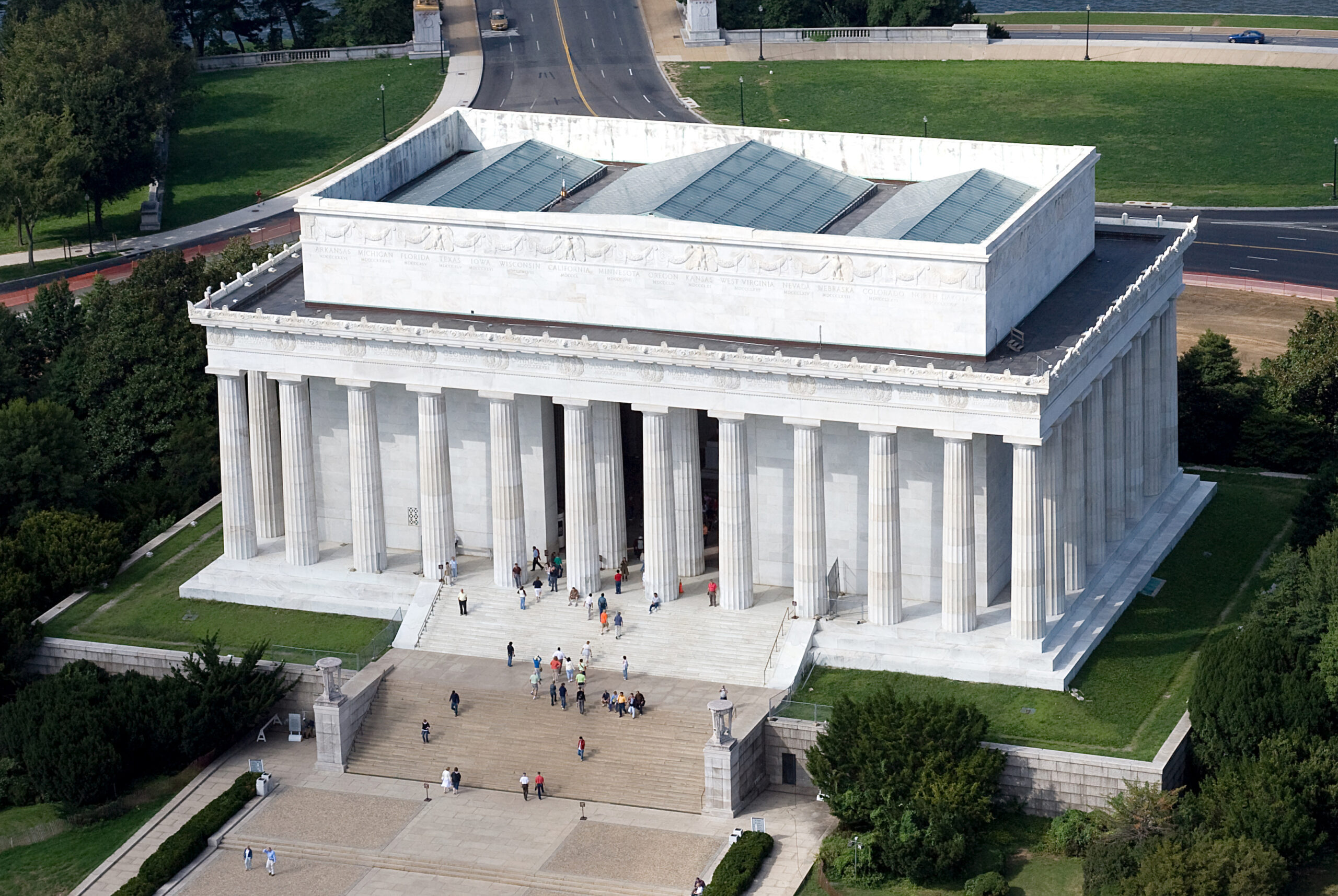 https://upload.wikimedia.org/wikipedia/commons/7/78/Aerial_view_of_Lincoln_Memorial_-_east_side_EDIT.jpeg