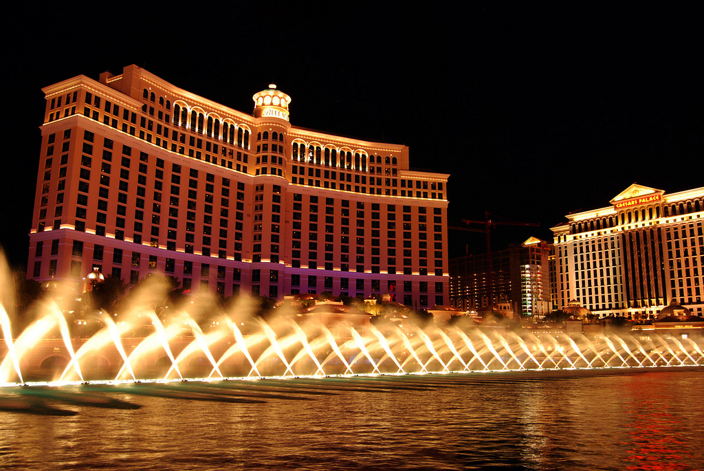 https://upload.wikimedia.org/wikipedia/commons/e/ec/Bellagio_Fountain.jpg