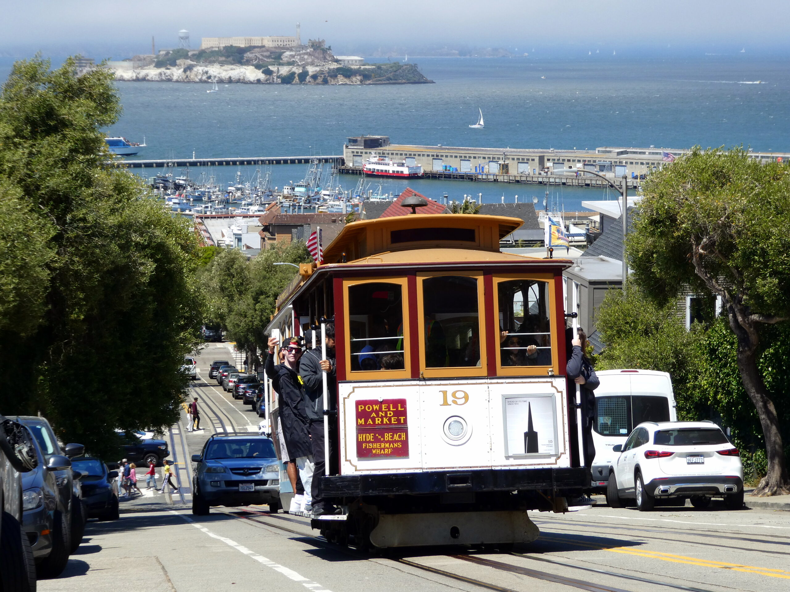 https://upload.wikimedia.org/wikipedia/commons/e/e0/Cable_car_19_on_Hyde_Street%2C_July_2023.JPG