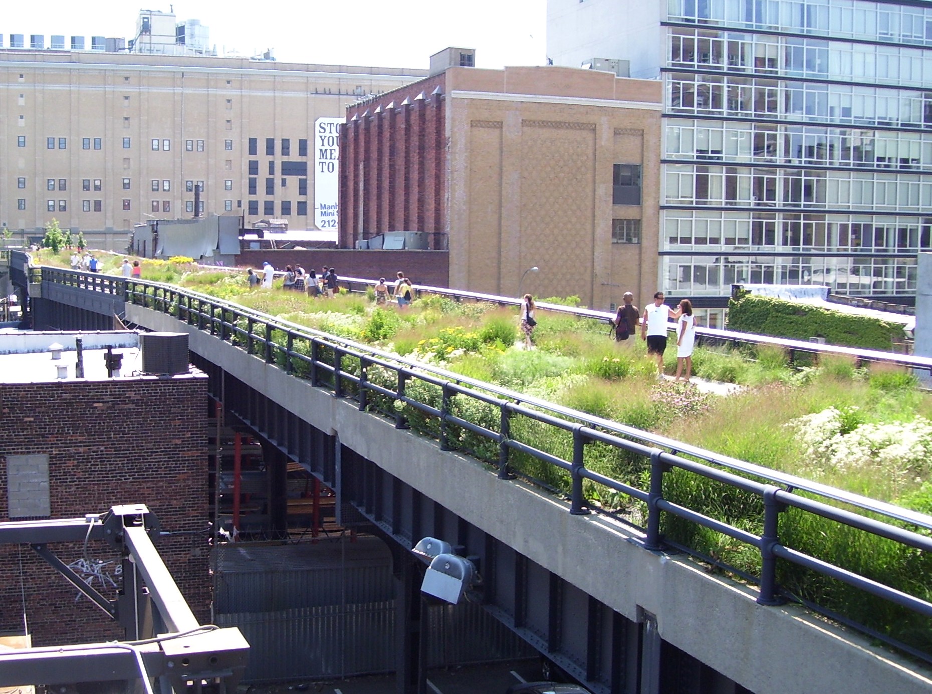 https://upload.wikimedia.org/wikipedia/commons/1/1d/High_Line_20th_Street_looking_downtown.jpg
