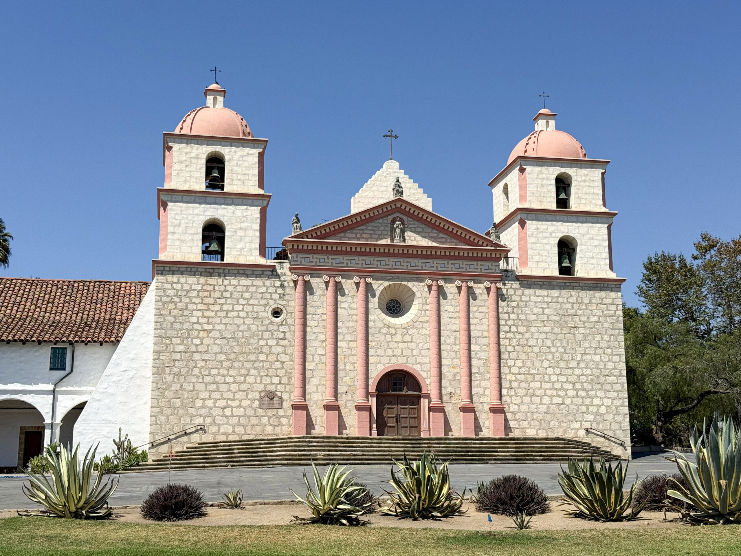 https://upload.wikimedia.org/wikipedia/commons/e/e0/Mission_Santa_Barbara_2025.jpg
