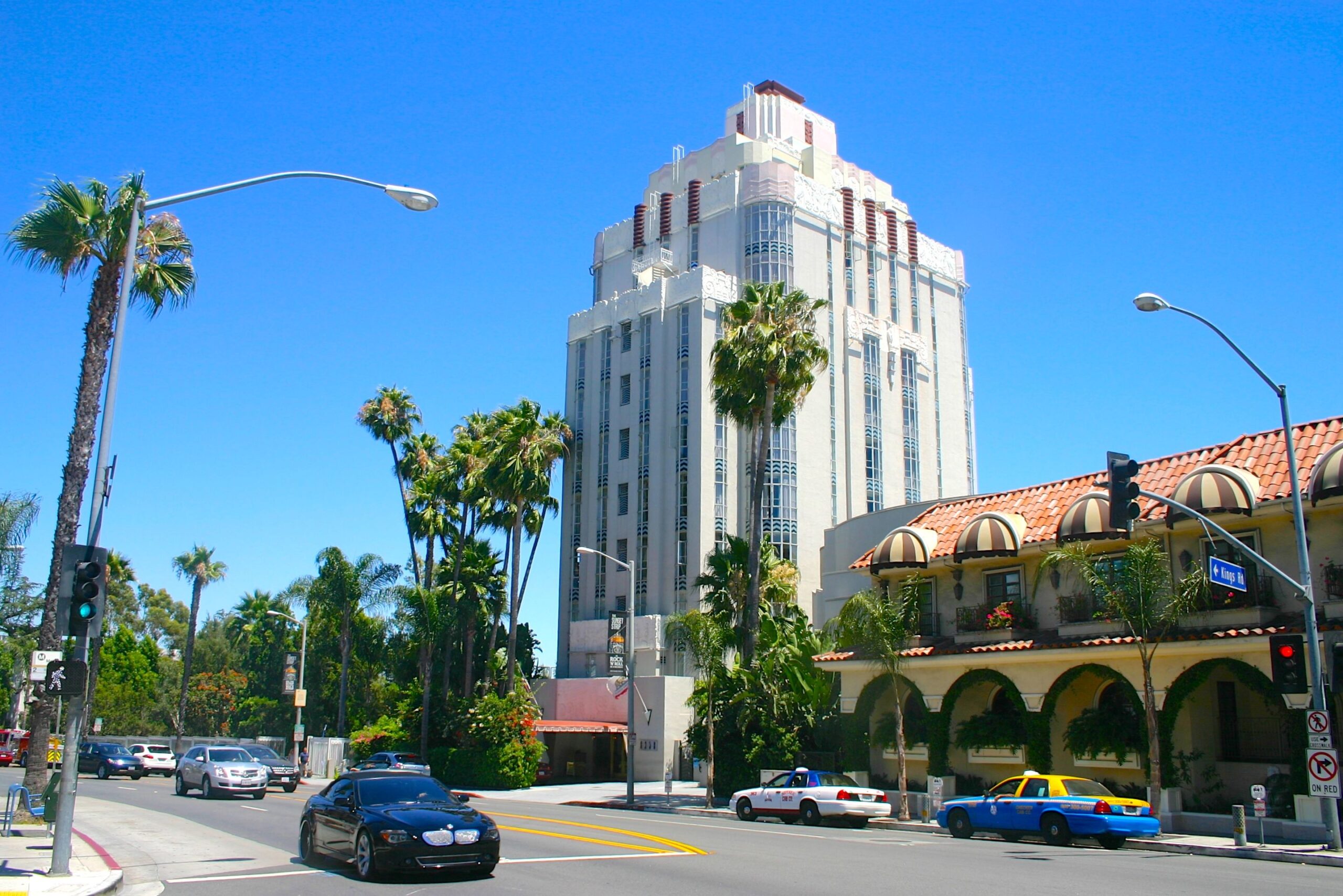 https://upload.wikimedia.org/wikipedia/commons/f/f9/Sunset_Tower%2C_8358_Sunset_Blvd._West_Hollywood_2383.jpg
