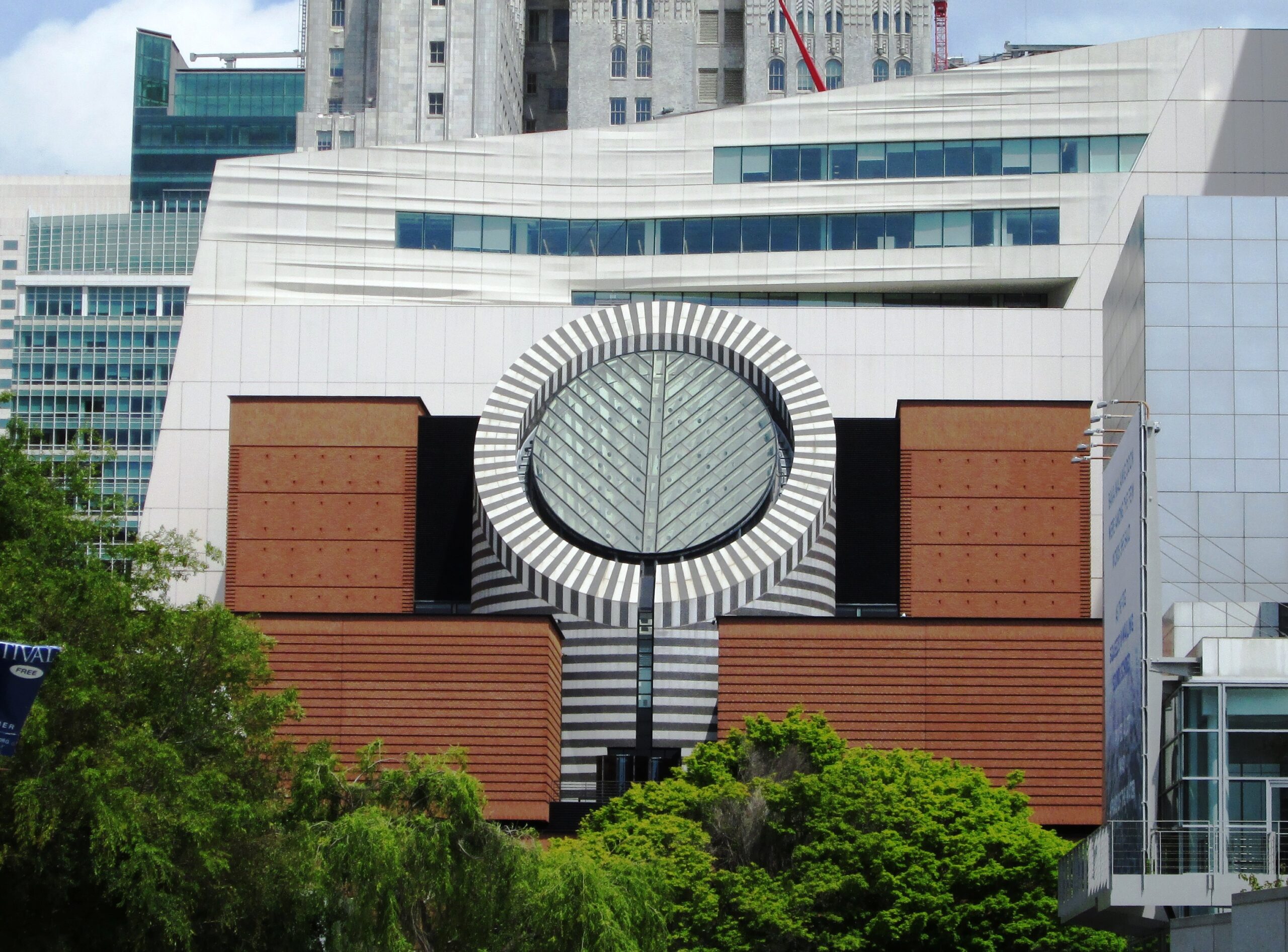 https://upload.wikimedia.org/wikipedia/commons/5/57/2017_SFMOMA_from_Yerba_Buena_Gardens.jpg