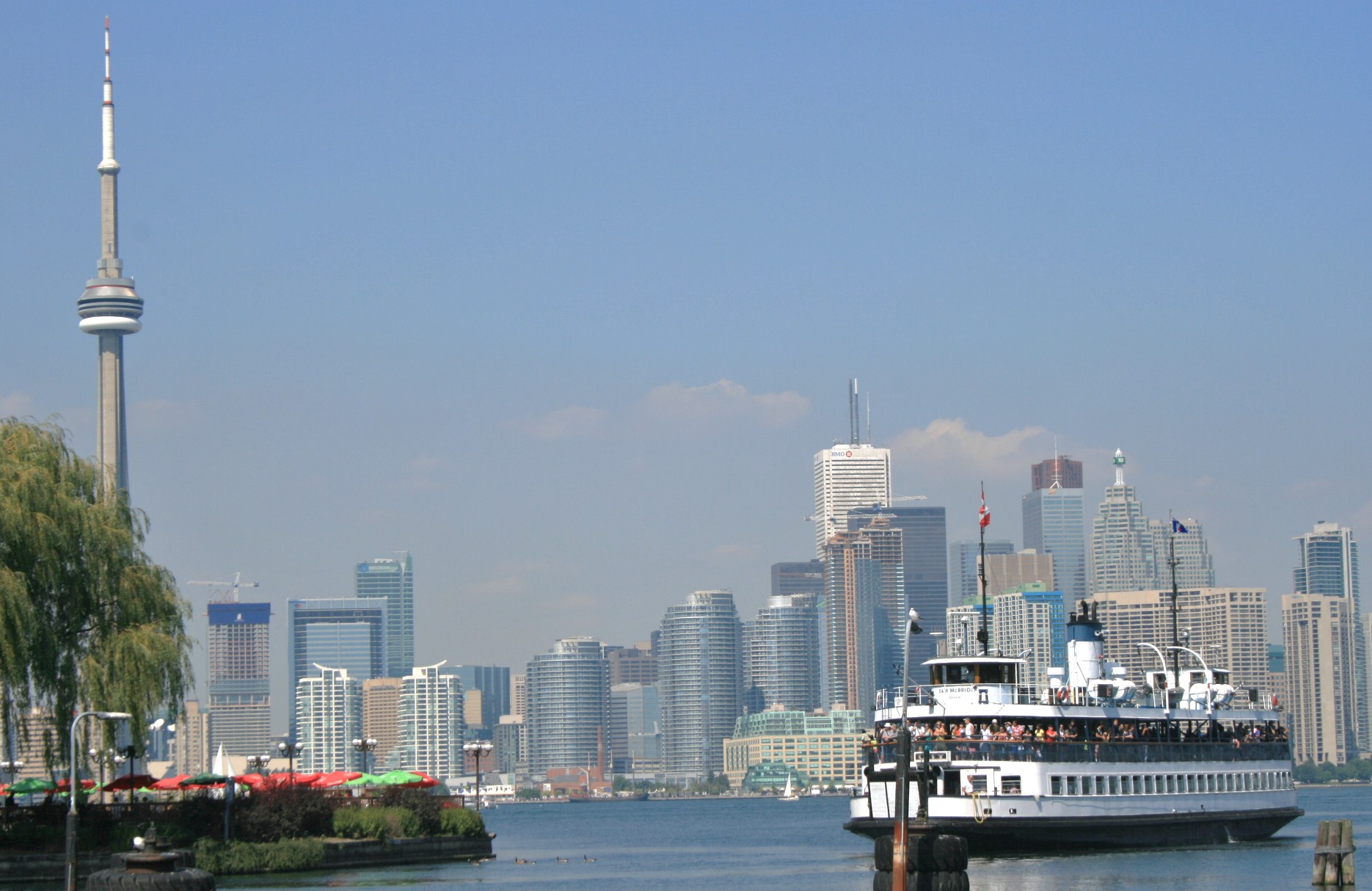 https://upload.wikimedia.org/wikipedia/commons/8/85/A_Toronto_Ferry_-a.jpg
