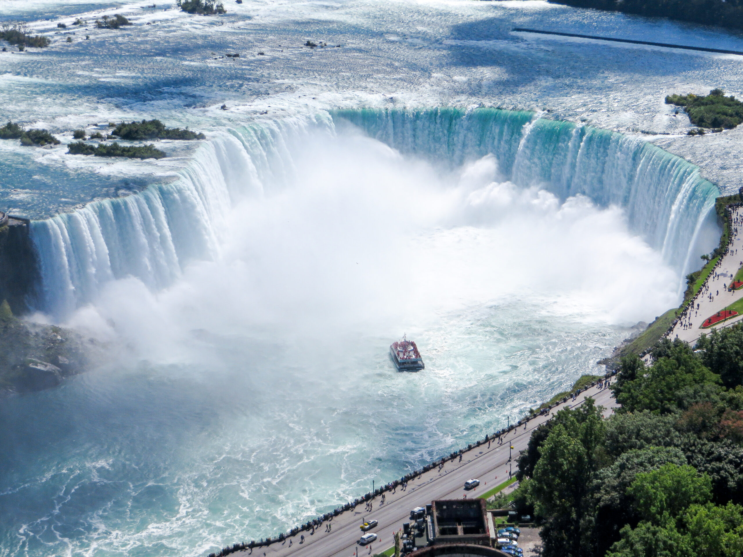 https://upload.wikimedia.org/wikipedia/commons/b/bb/Aerial_view_of_the_Canadian_Falls_%28Horseshoe_Falls%29_and_the_Hornblower_Niagara_Cruises_boat%3B_Niagara_Falls.JPG