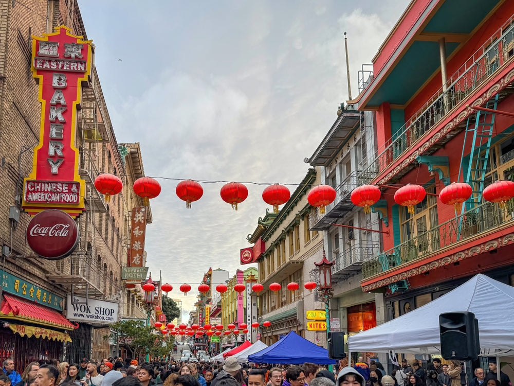 https://cdn.shopify.com/s/files/1/0557/4269/3571/files/Chinese_lanterns_and_taiwanese_flags_decorating_street_at_Chinatown_Night_Market.jpg?v=1738554119