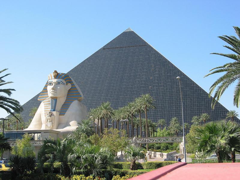 https://upload.wikimedia.org/wikipedia/commons/9/9a/Luxor_%28870133356%29.jpg