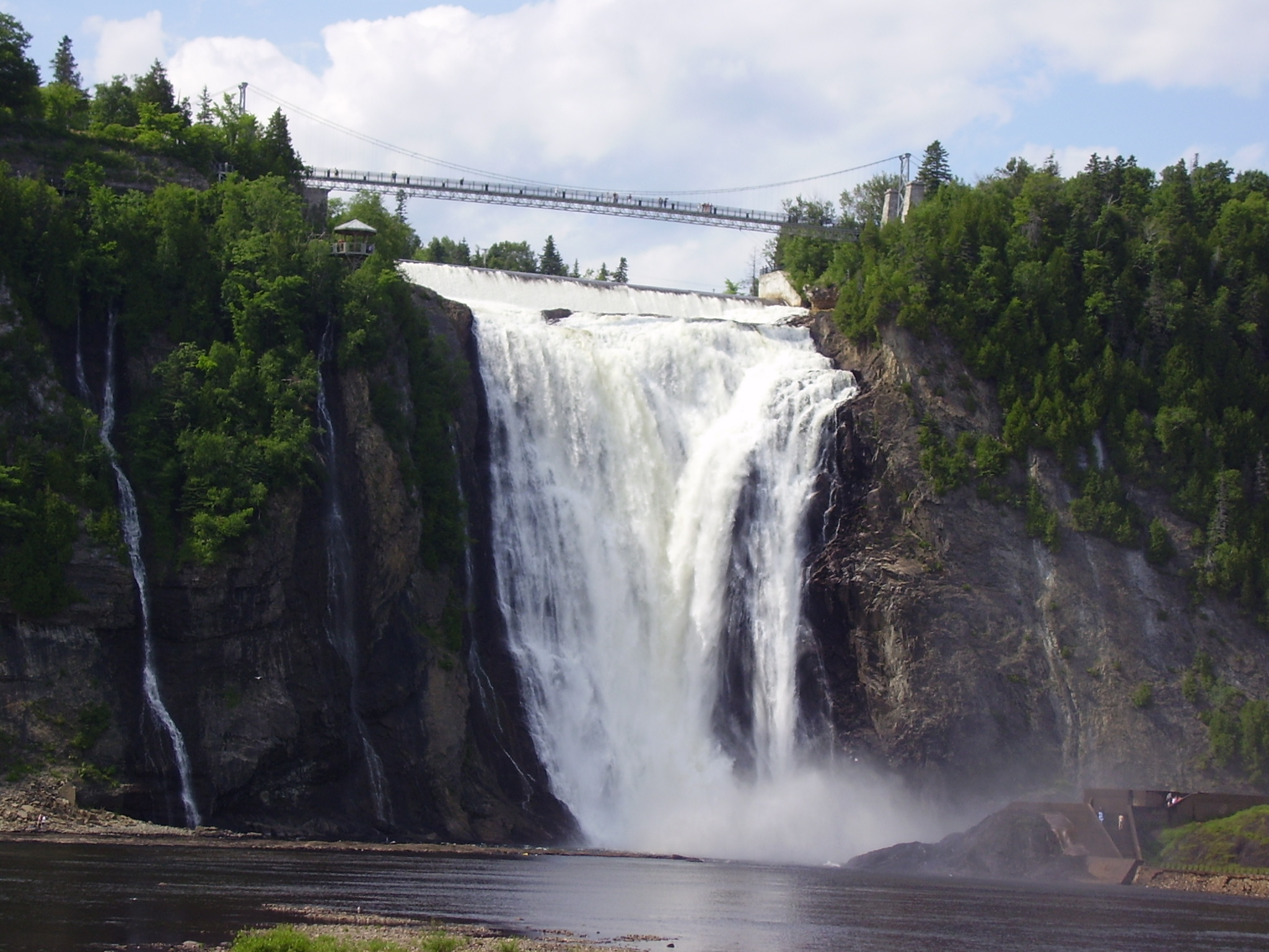 https://upload.wikimedia.org/wikipedia/commons/b/b5/Montmorency_Falls_01.jpg