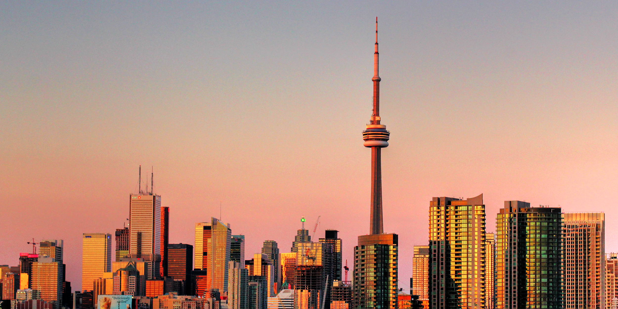 https://upload.wikimedia.org/wikipedia/commons/8/8e/Toronto_skyline_%40_sunset_%28HDR%29.jpg