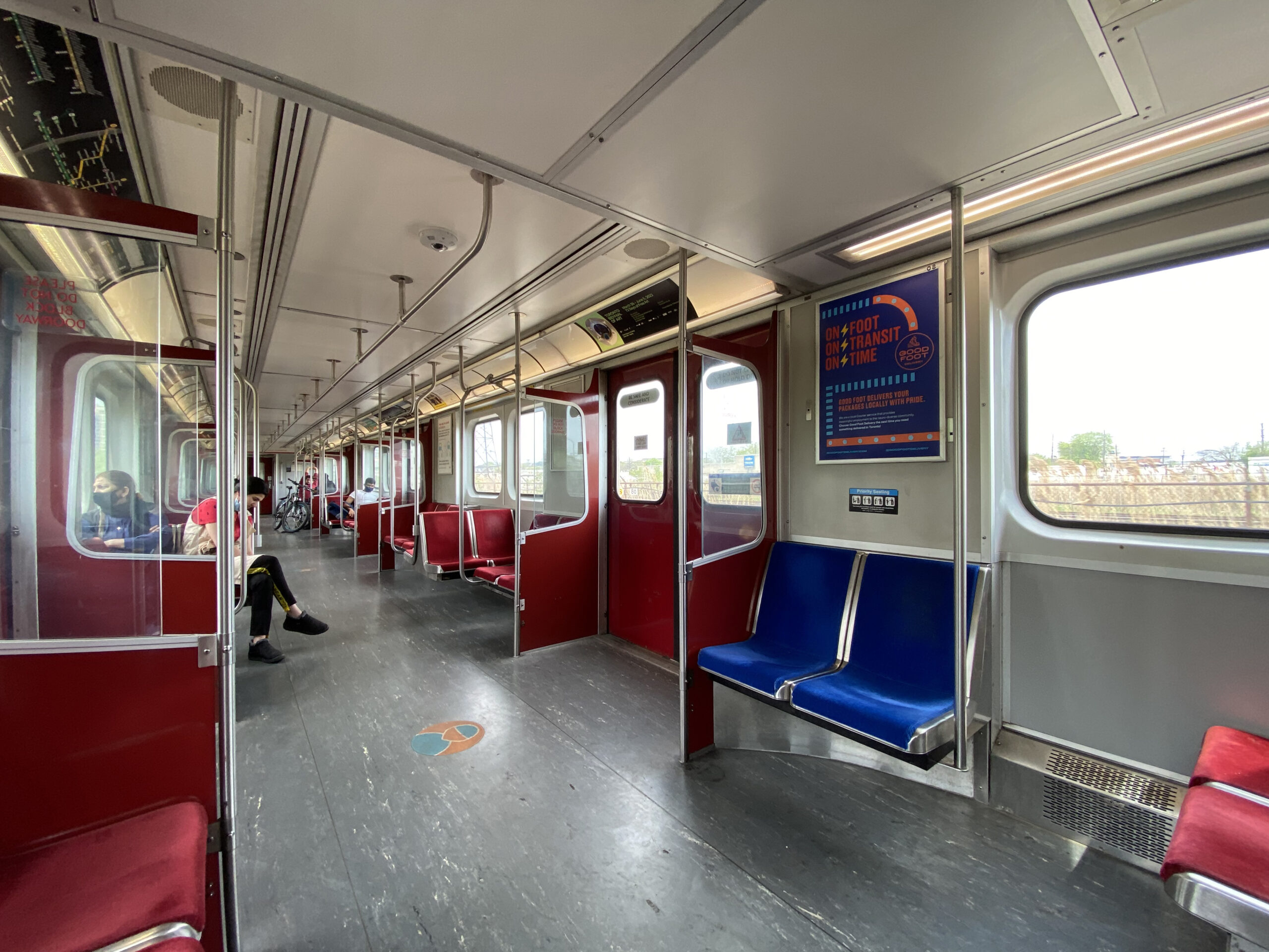 https://upload.wikimedia.org/wikipedia/commons/5/56/TTC_Line_2_T_series_Train_interior_2022.jpg