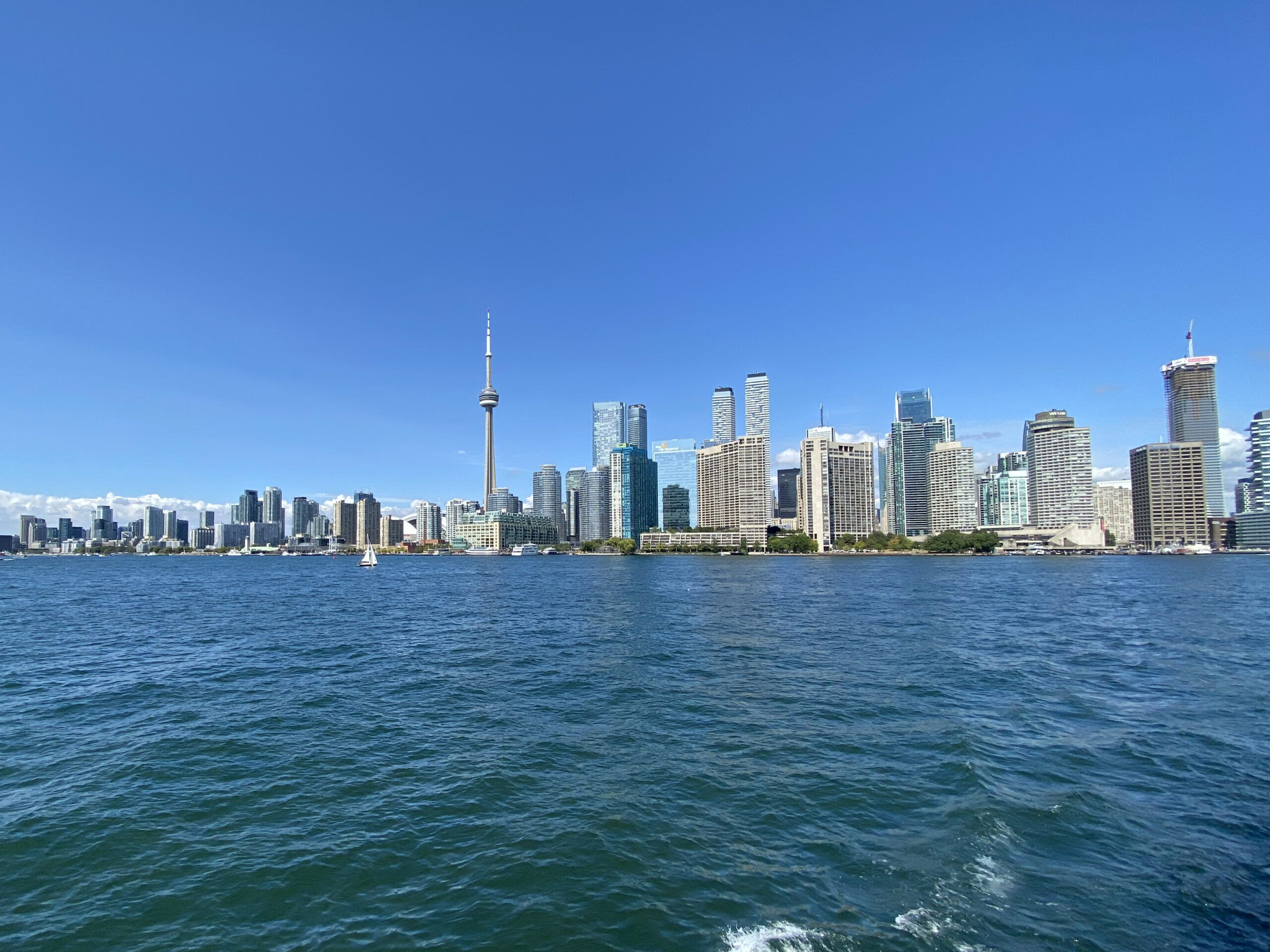 https://upload.wikimedia.org/wikipedia/commons/8/81/Toronto_Harbour_2021.jpg