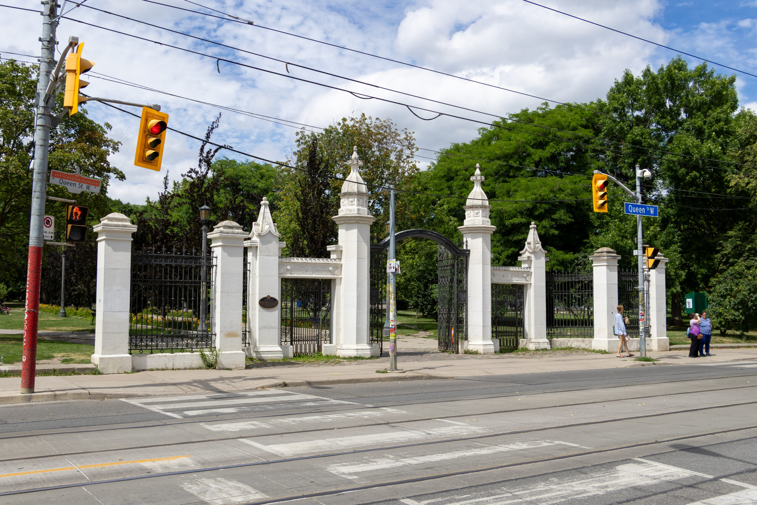 https://upload.wikimedia.org/wikipedia/commons/1/13/Trinity_Bellwoods_Gates_on_Queen_Street%2C_July_7_2025.jpg